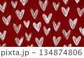 赤い背景に白いハートのパターン 134874806