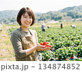 いちごガール　農村の女の子 134874852