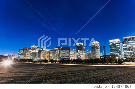 東京　年の瀬の丸の内と皇居前広場 134874867