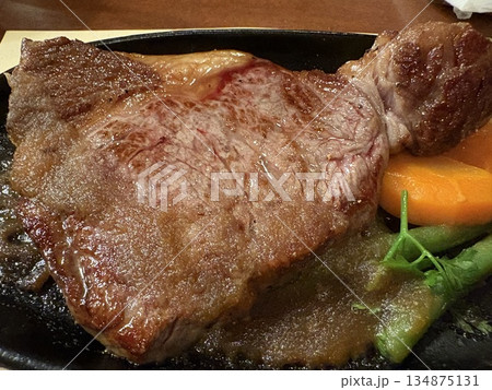 ジューシーな和牛のステーキ 134875131
