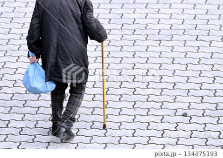 日本の横浜都市景観杖殺しの歩道…。見えにくい波うちや段差、凹凸…杖の高齢者には要注意…四輪カートなど 134875193