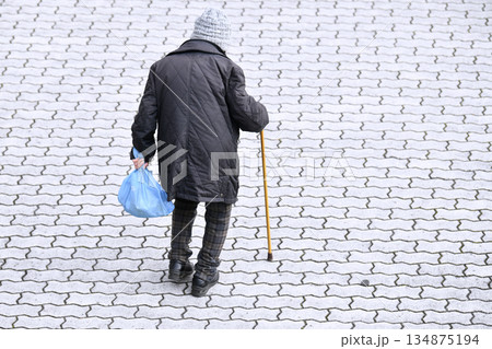 日本の横浜都市景観杖殺しの歩道…。見えにくい波うちや段差、凹凸…杖の高齢者には要注意…四輪カートなど 134875194