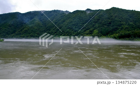 台風により濁流と化した高知県にある四万十川 134875220
