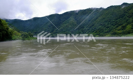 台風により濁流と化した高知県にある四万十川 134875222
