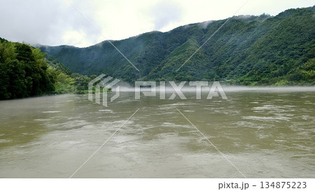 台風により濁流と化した高知県にある四万十川 134875223