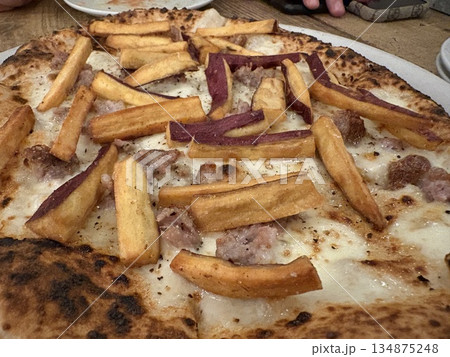 焼き立てのピッツァ 134875248