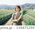 ネギガール　葱畑の女の子 134875299