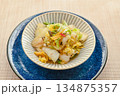 塩昆布で白菜の浅漬け 134875357
