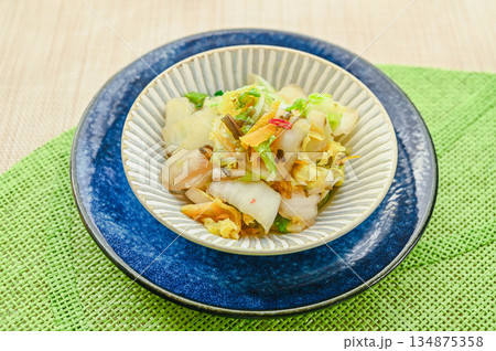 塩昆布で白菜の浅漬け 134875358