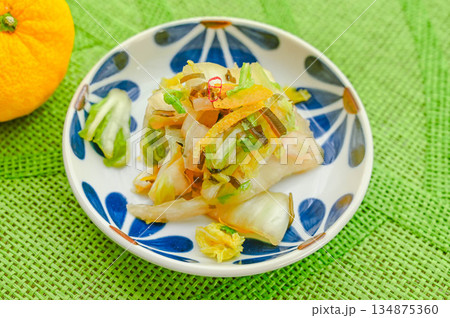 塩昆布で白菜の浅漬け 134875360
