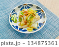 塩昆布で白菜の浅漬け 134875361