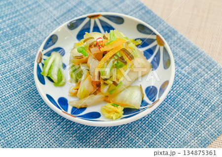 塩昆布で白菜の浅漬け 134875361