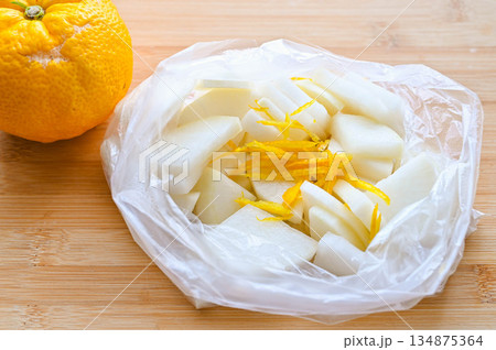 ポリ袋で作るゆず大根 134875364