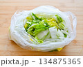 軽く塩もみした白菜 134875365