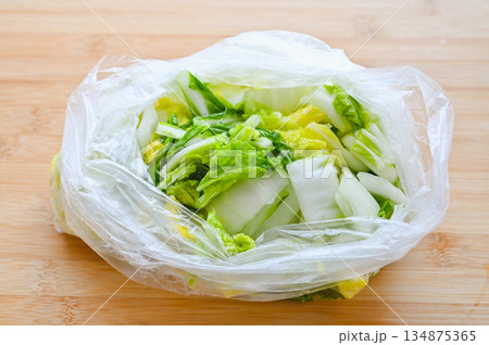 軽く塩もみした白菜 134875365