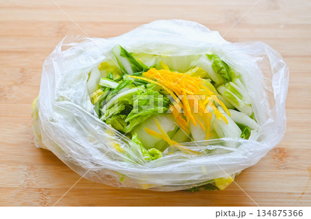 白菜の浅漬けに柚子の千切りを加える 134875366