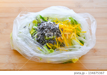 白菜の浅漬けに柚子と塩昆布を加える 134875367