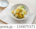 塩昆布で白菜の浅漬け 134875371