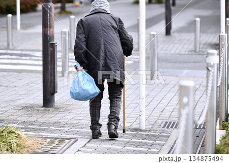 日本の横浜都市景観杖殺しの歩道…。見えにくい波うちや段差、凹凸…杖の高齢者には要注意 134875494