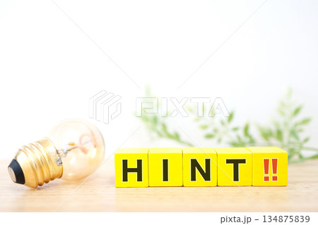 HINTの文字と電球のアイデアイメージ。 HINTの文字と電球のアイデアイメージ。 134875839