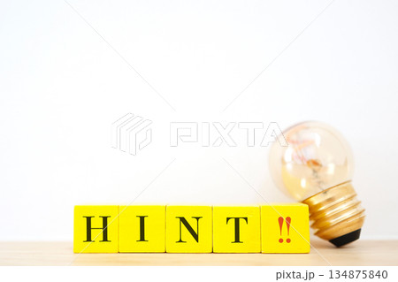 HINTの文字と電球のアイデアイメージ。 134875840