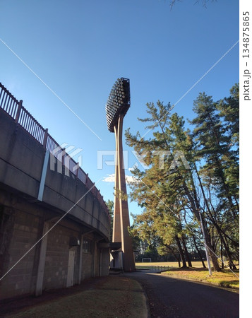 野球場の照明塔 134875865