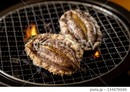 鮑の炭火焼き 134876080