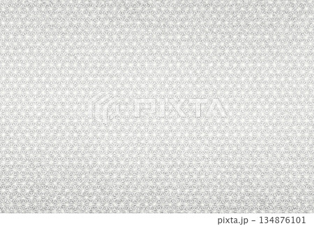 キラキラ輝く繊細な銀色の模様に麻の葉柄を重ねた背景画像3 134876101