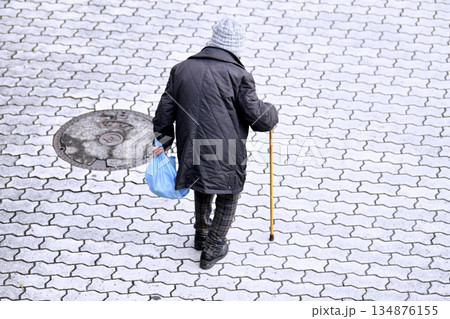 日本の横浜都市景観杖殺しの歩道…。見えにくい波うちや段差、凹凸…杖の高齢者には要注意 日本の横浜都市景観杖殺しの歩道…。見えにくい波うちや段差、凹凸…杖の高齢者には要注意 134876155