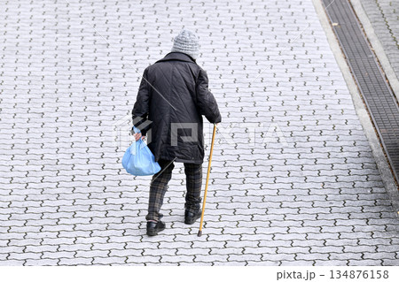 日本の横浜都市景観杖殺しの歩道…。見えにくい波うちや段差、凹凸…杖の高齢者には要注意 134876158