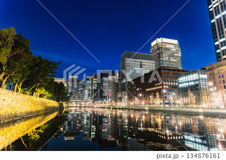 東京　年の瀬の丸の内と皇居和田倉濠 134876161