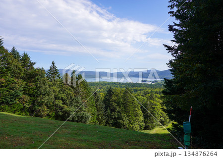 阿寒湖畔展望台から、阿寒湖と阿寒湖温泉街 134876264