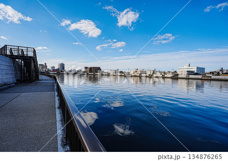 なかがわに映るあおそらと白い雲 なかがわに映るあおそらと白い雲 134876265