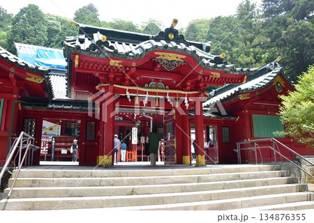 箱根町 箱根神社社殿と参拝者 箱根町 箱根神社社殿と参拝者 134876355