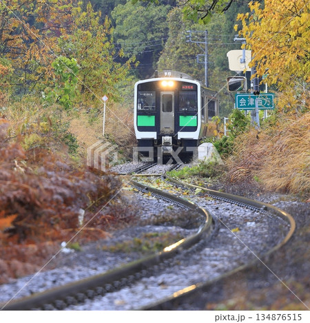 紅葉の只見線 134876515