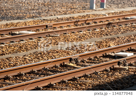 晴れた日の鉄道の線路 134877048