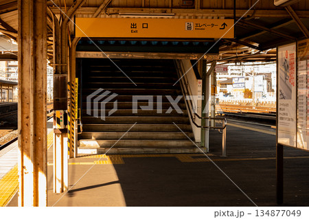 駅の階段とプラットホーム 134877049