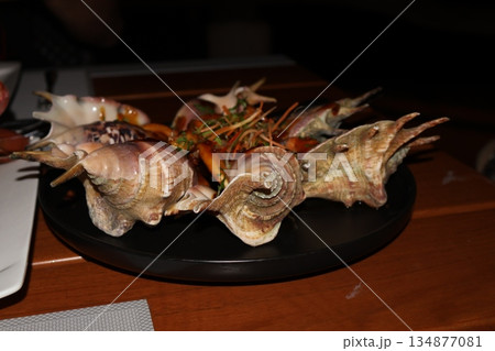 美味しそうな貝の料理ののった皿のアップの風景 美味しそうな貝の料理ののった皿のアップの風景 134877081