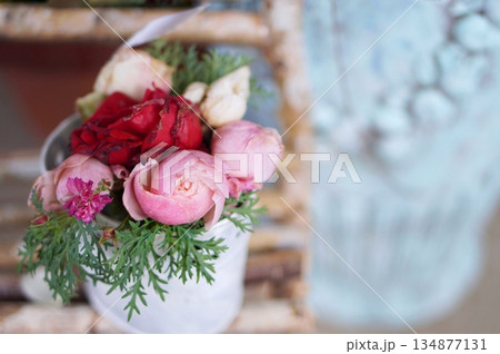 白樺の椅子に薔薇 134877131