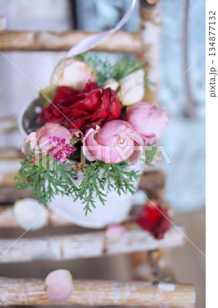 白樺の椅子に薔薇 134877132