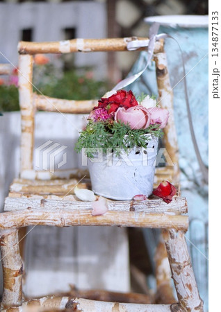 白樺の椅子に薔薇 134877133