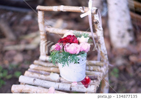 白樺の椅子に薔薇 134877135