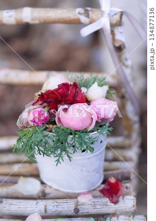 白樺の椅子に薔薇 134877136