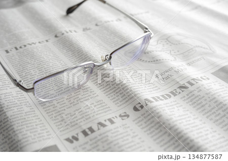 新聞に置かれた眼鏡 134877587
