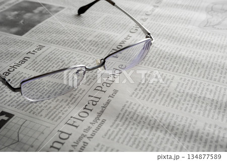 英字新聞とメガネ 134877589
