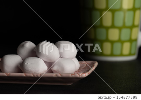 皿に乗った白いマシュマロ 134877599