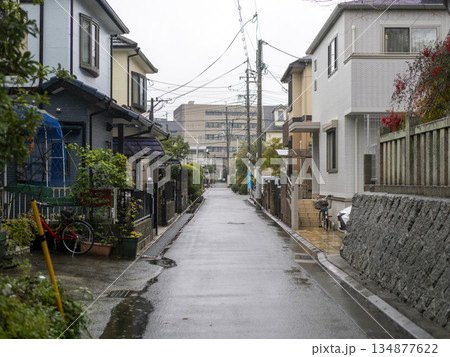 雨が降る住宅密集地の風景 雨が降る住宅密集地の風景 134877622