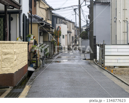 雨が降る住宅密集地の風景 雨が降る住宅密集地の風景 134877623