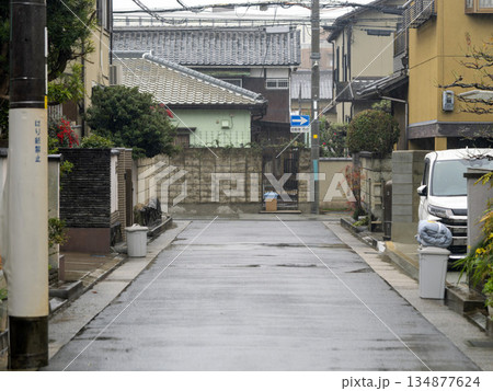 雨が降る住宅密集地の風景 134877624