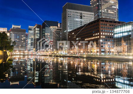 東京　年の瀬の丸の内と皇居馬場先濠 134877708